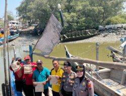 Polisi Bersama Masyarakat Kapolsek Sedati Kunjungi Kampung Nelayan Gisik Cemandi