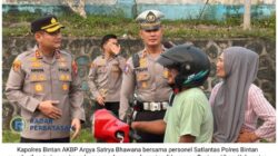 Kapolres Bintan Turun Ke Jalan Bagikan Masker