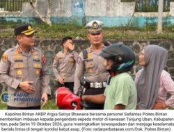 Kapolres Bintan Turun Ke Jalan Bagikan Masker